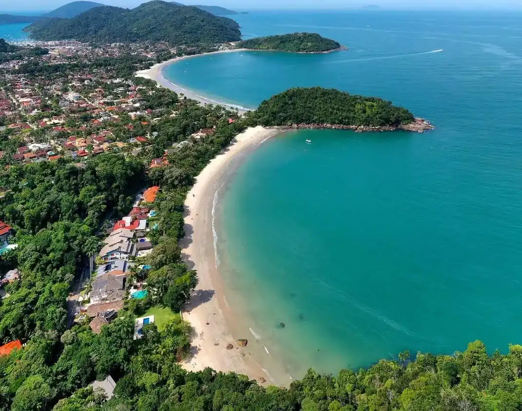Vista aérea do sul de Ubatuba: as enseadas do Lázaro e da Domingas Dias, a mata e o mar verde